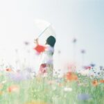 お花畑にいる女性