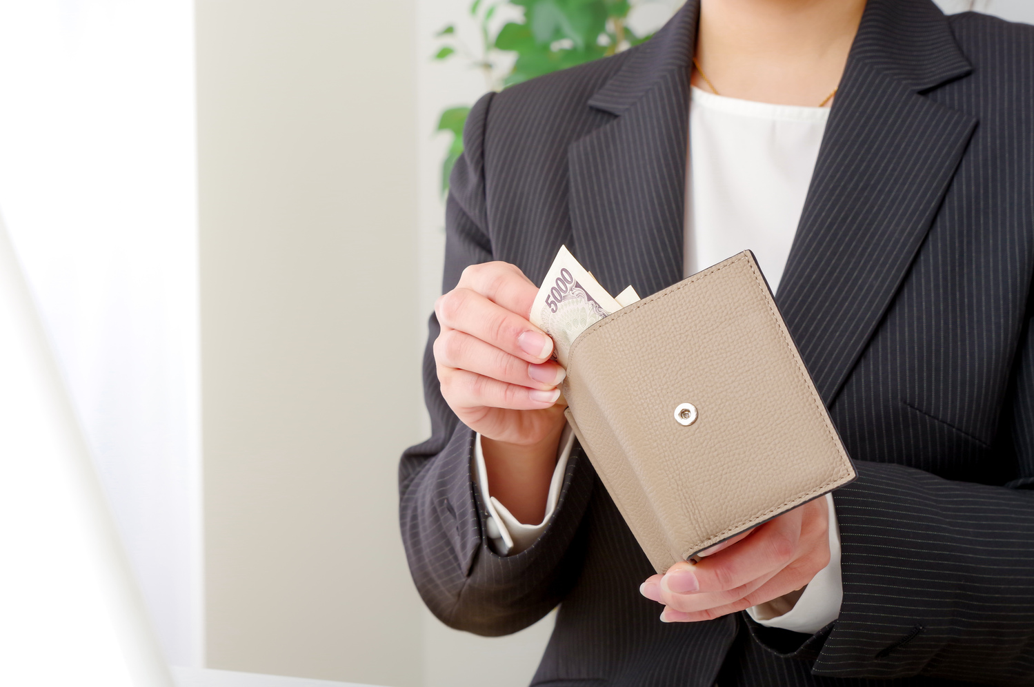 お金を取り出す女性