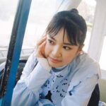 頬杖をついている女性