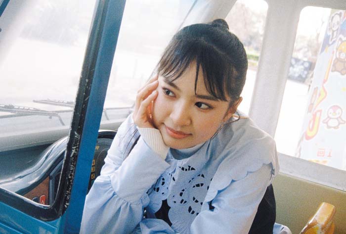 頬杖をついている女性