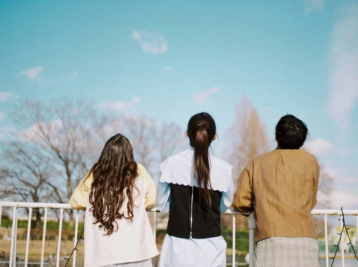 空を見上げる男女