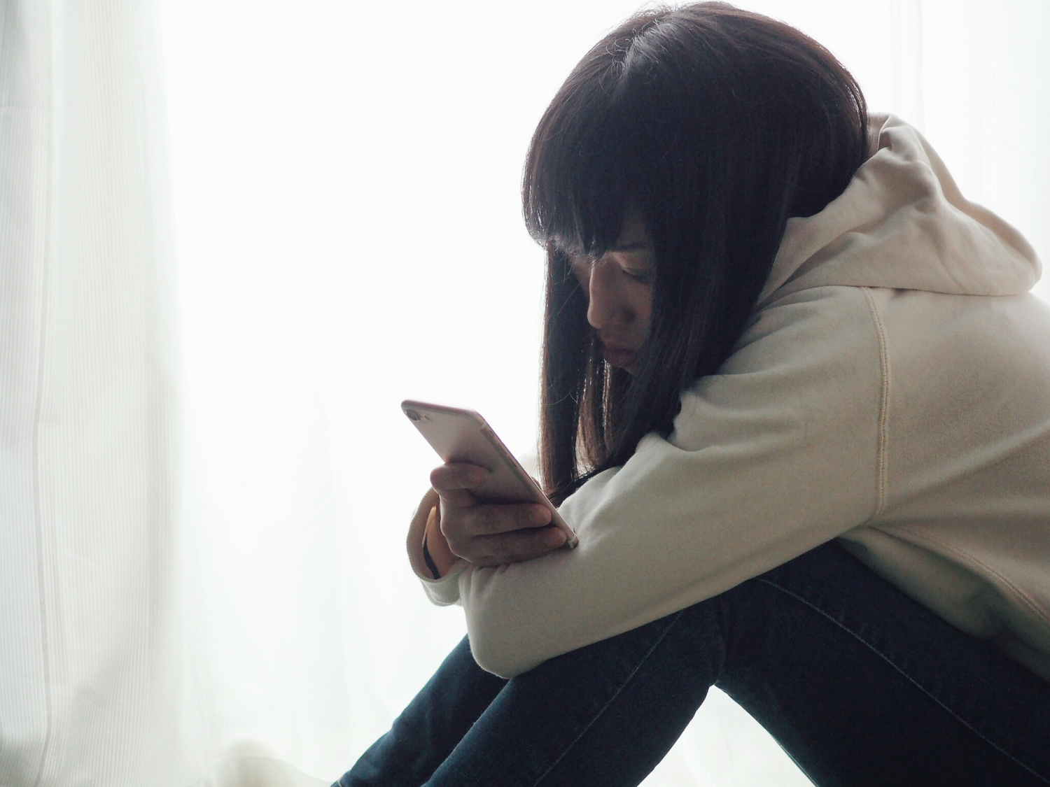 スマホ検索する女性