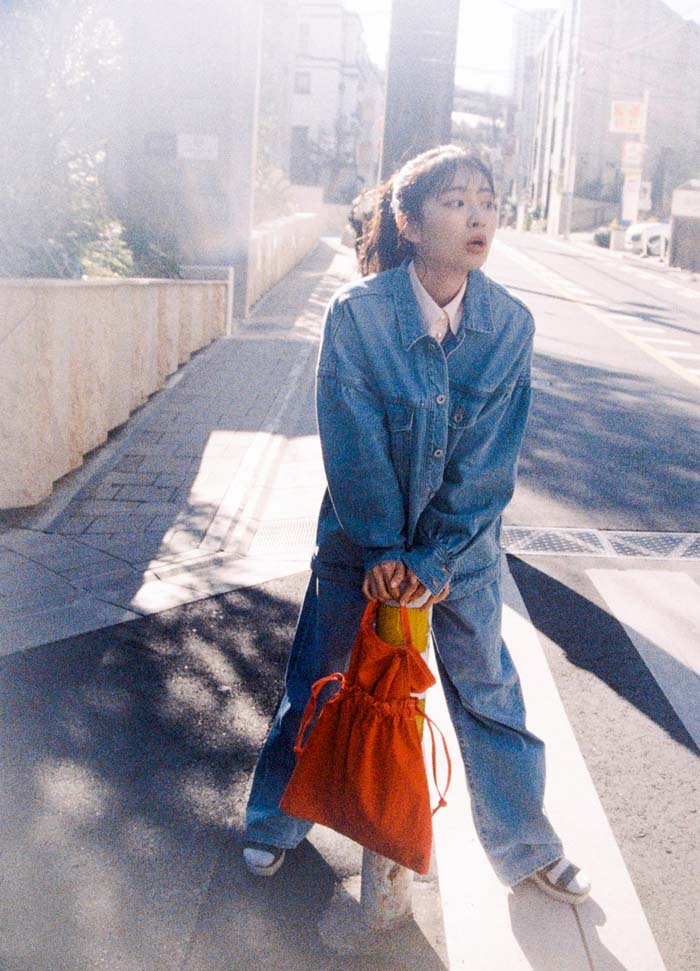 赤いバッグを持っている女性