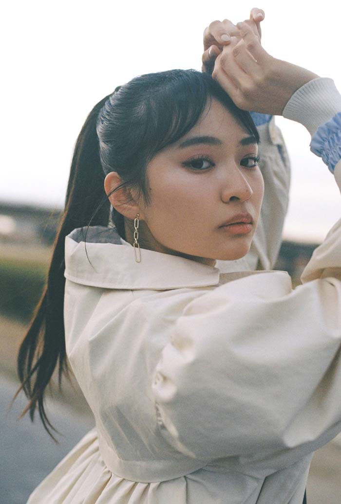 ポニーテールヘアの女性