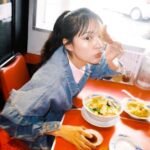 飲食店で食事中