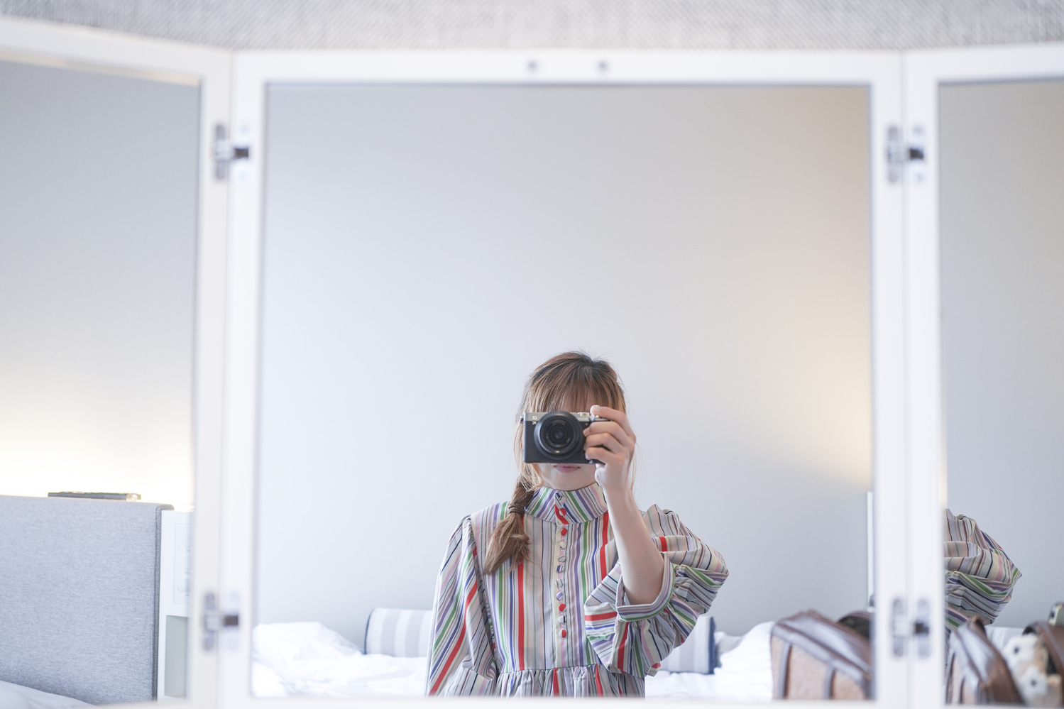 鏡越しに撮影する女性