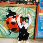 しゃがみこんでいる女性