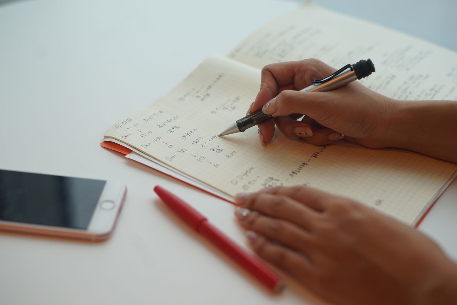 メモをする様子