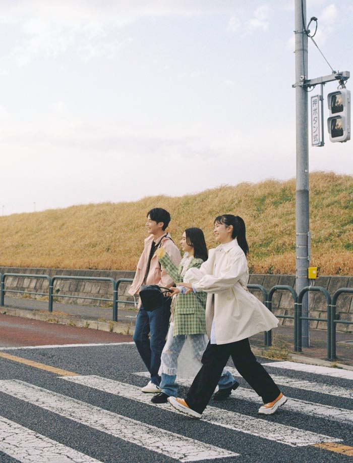 信号を渡る人々