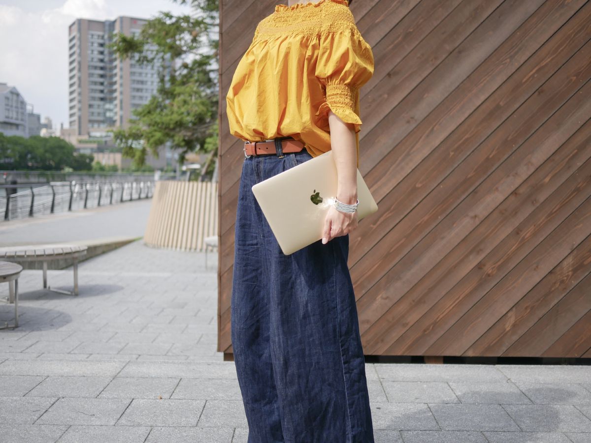 パソコンを持つ女性