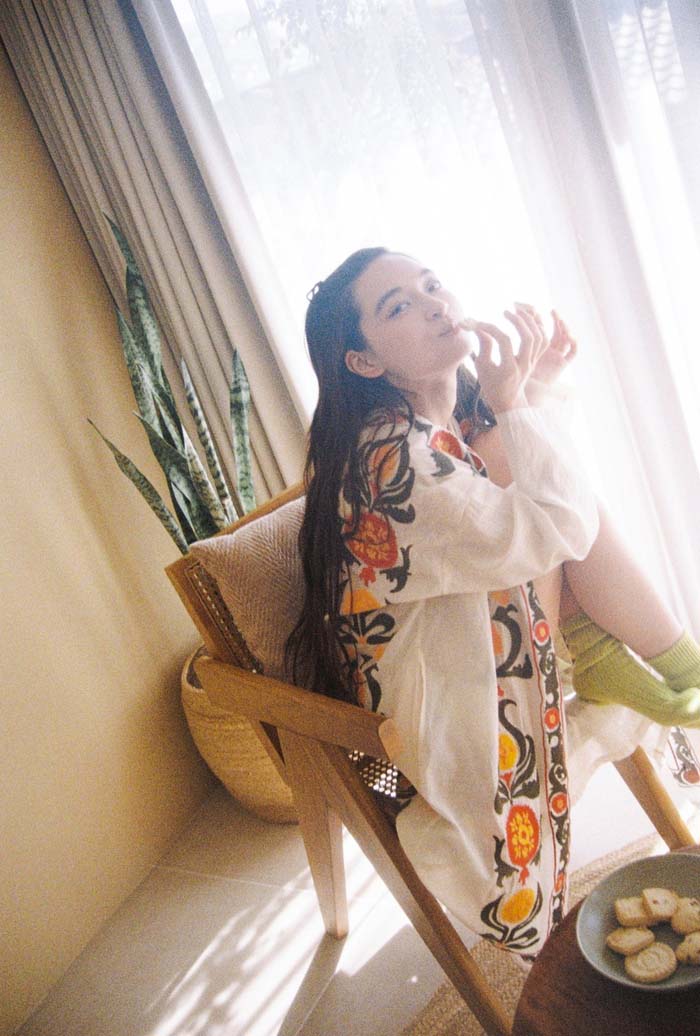 お菓子を食べる様子