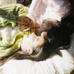 向かい合う女子たち