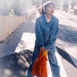 赤いバッグを持つ女性