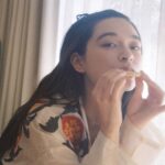 お菓子を食べる女性