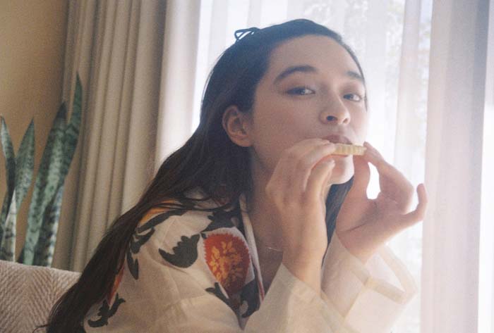 お菓子を食べる女性