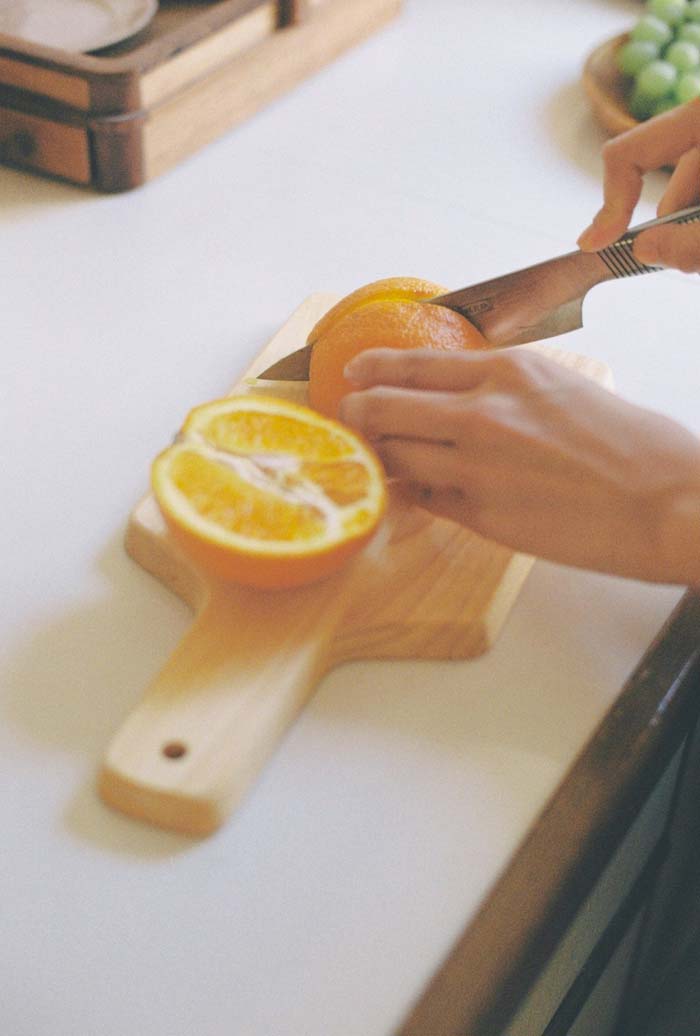 フルーツをカットする様子