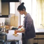 キッチンに立つ人