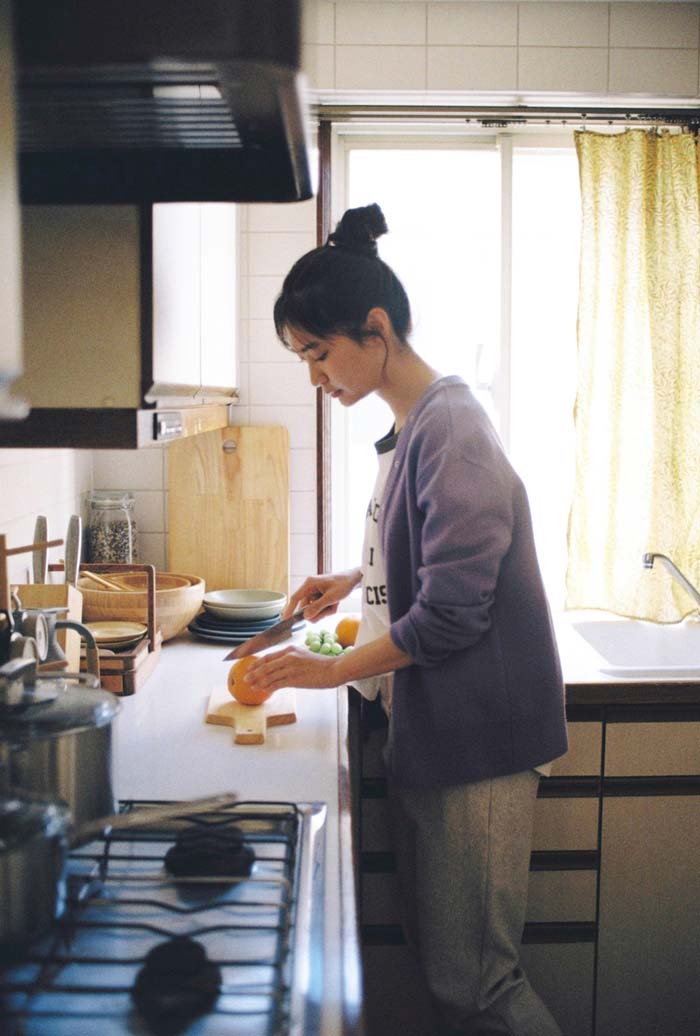 キッチンに立つ人