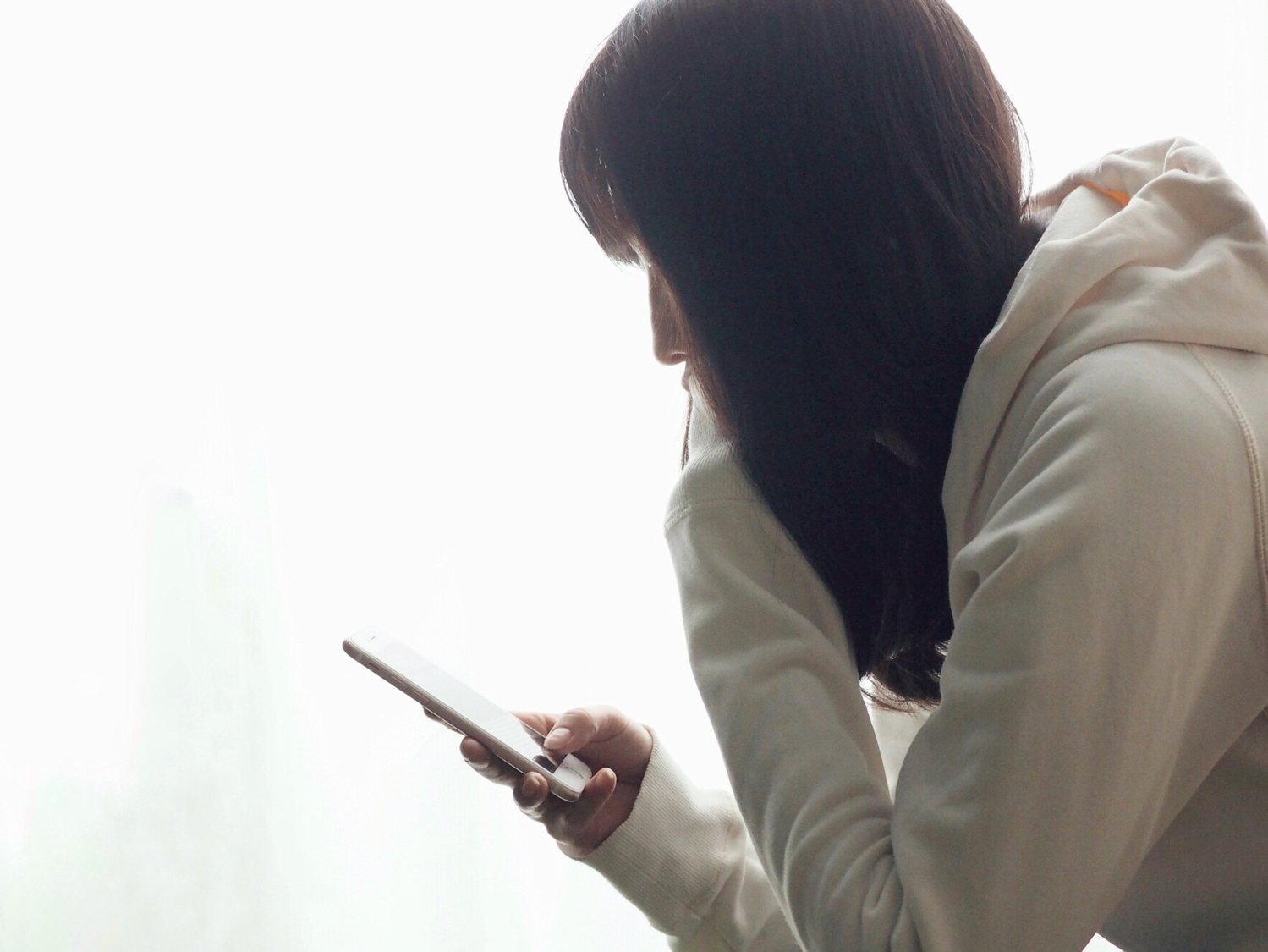 スマホを見る女性