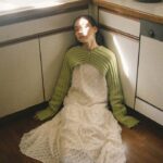 座っている女性