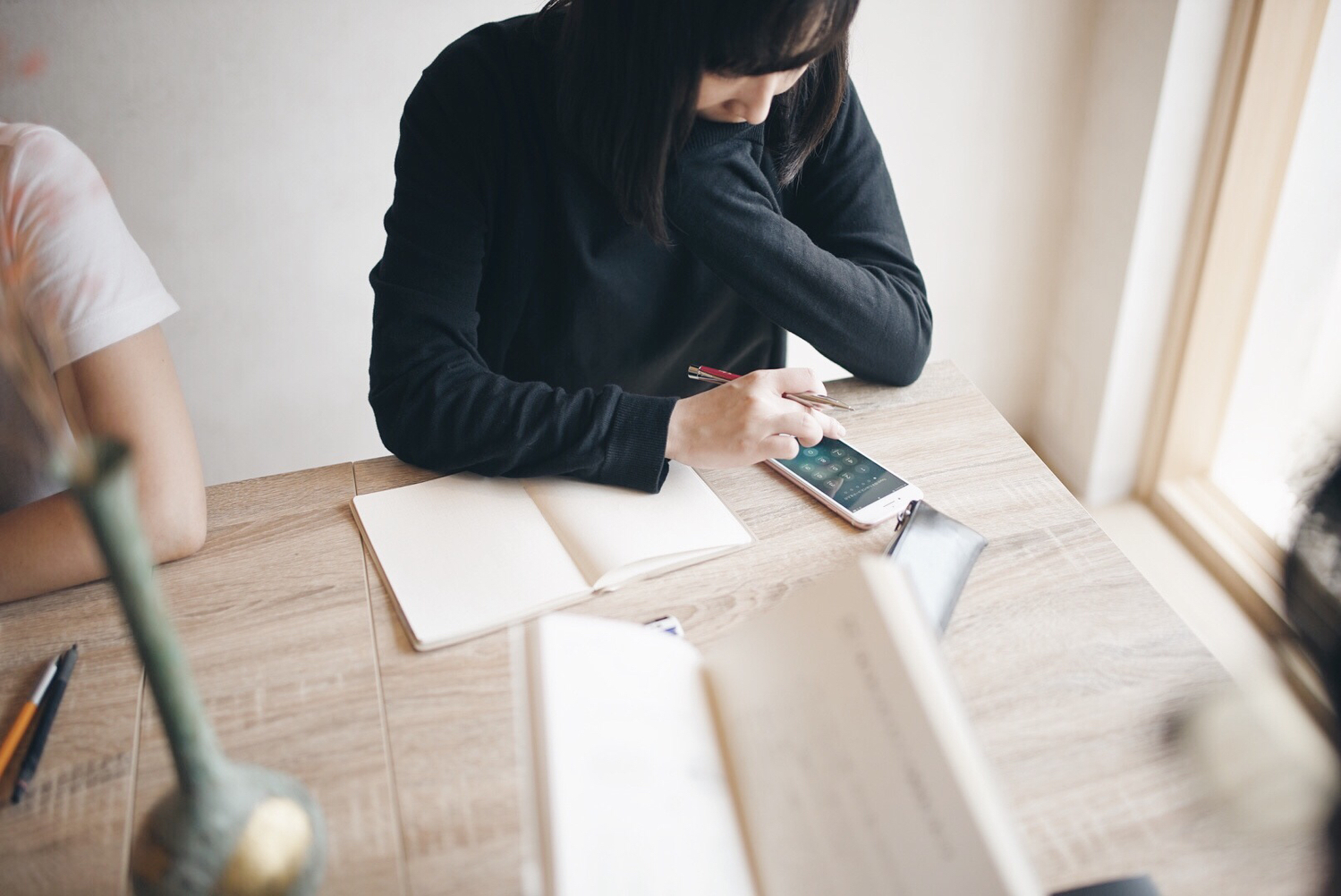 勉強する女性