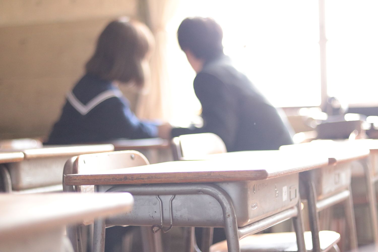 制服姿の男女