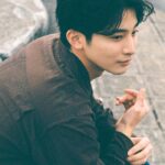 座っている男性