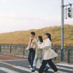 横並びの男女