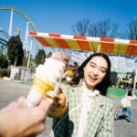 アイスを片手に持つ様子