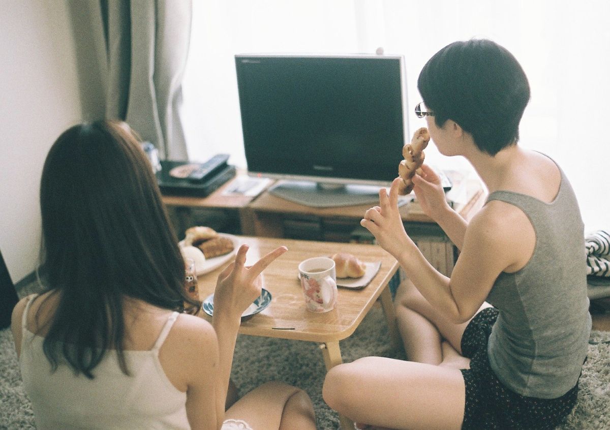 テレビを観る人々