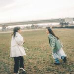 横並びで走る女性たち