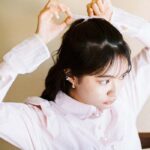 髪の毛を整える女性