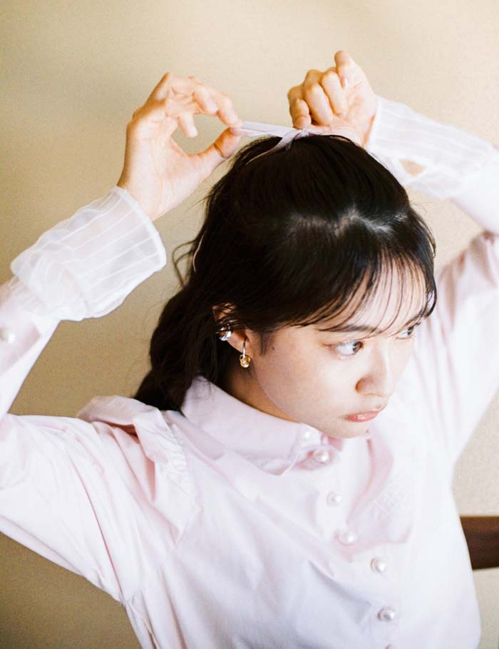 髪の毛を整える女性