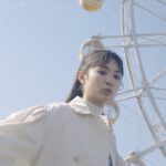 観覧車の前に立つ女性