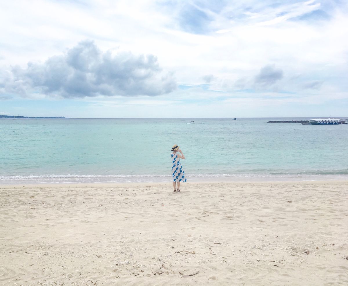 砂浜に立つ女性
