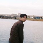 川辺に立つ男性