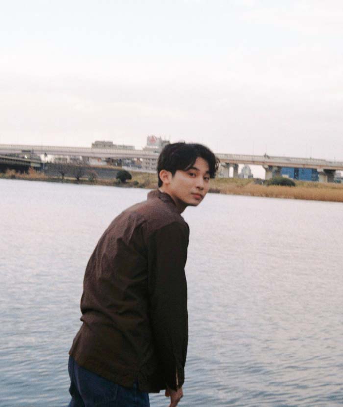 川辺に立つ男性