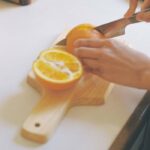 レモンを切る様子