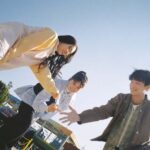 じゃんけんをする男女